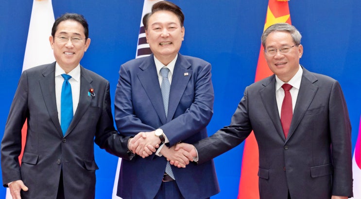 윤석열 <b>대통령</b>, 한일중 정상회의서 3국 경제 <b>협력 강화</b> 공감
