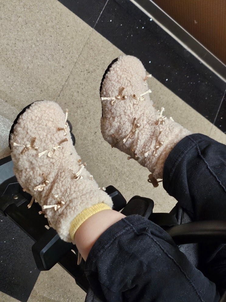  응애는 아침부터 응애, 이제 여름인데 바람막이에 털부츠