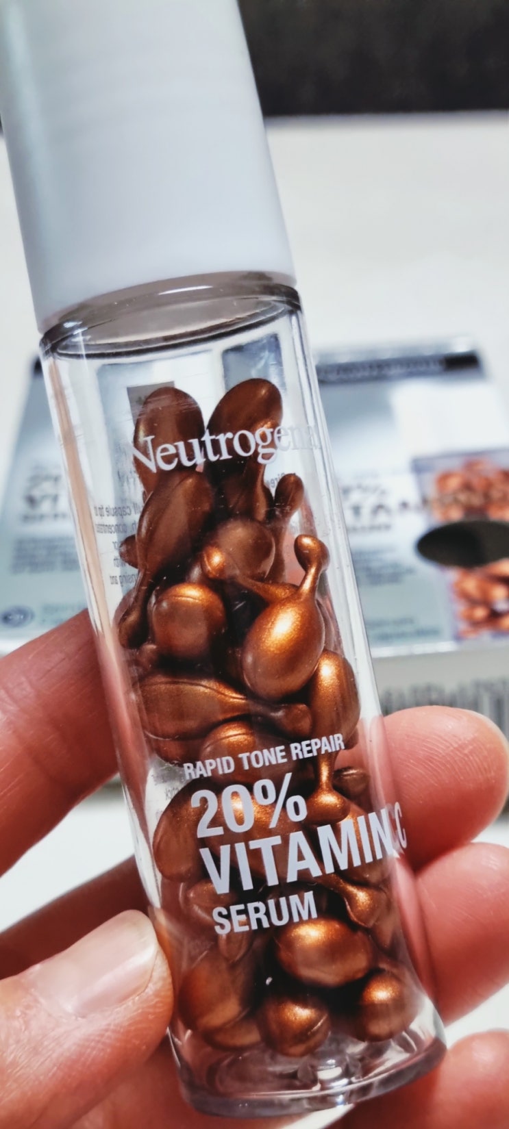 캡슐 하나에 오렌지 1개만큼의 비타민C가 함유되어 있는 [Neutrogena 뉴트로지나 래피드 톤 리페어 세럼]