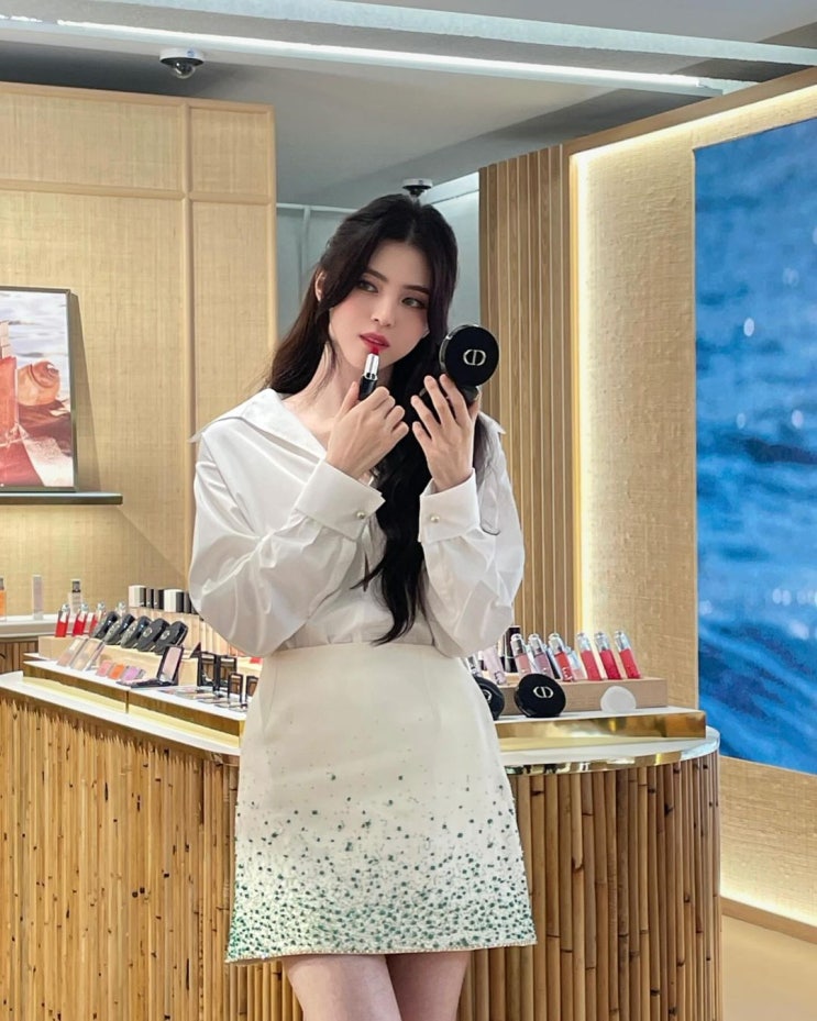  한소희, 강렬한 레드립 메이크업...'디올 포토콜'서 뽐낸 독보적 분위기