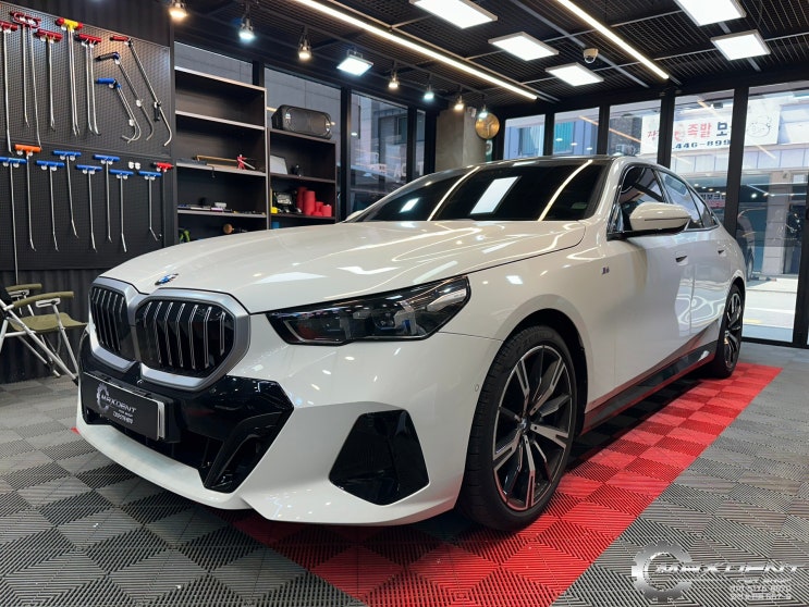  BMW G60 530i 본네트에 떨어진 골프공 찌그러짐은 덴트복원으로