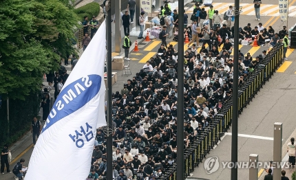 [속보] <b>삼성전자</b> 노조 <b>파업 선언</b>…사상 처음