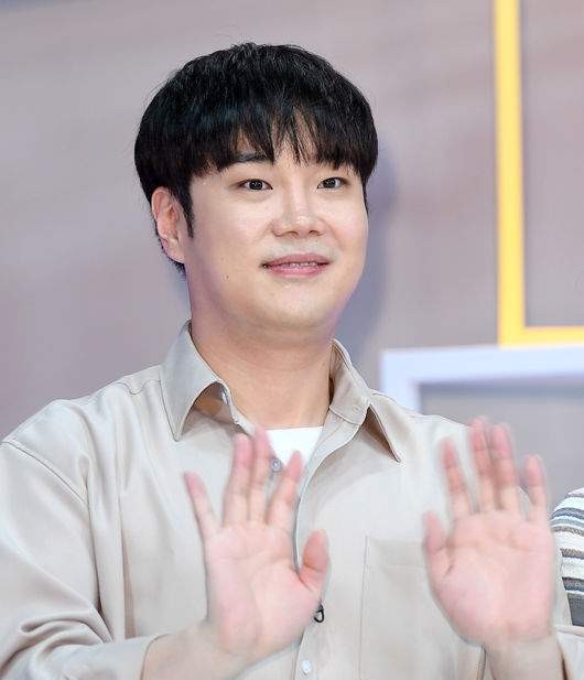 작곡가 <b>유재환</b>, 일반인 대상 음악 작업 <b>접근</b> 의혹 파문