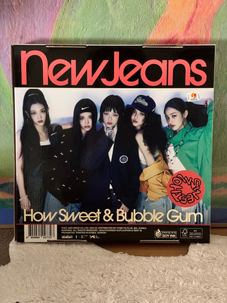  뉴진스 앨범 How Sweet 스탠다드 버전과 Get Up 박스 버전 개봉