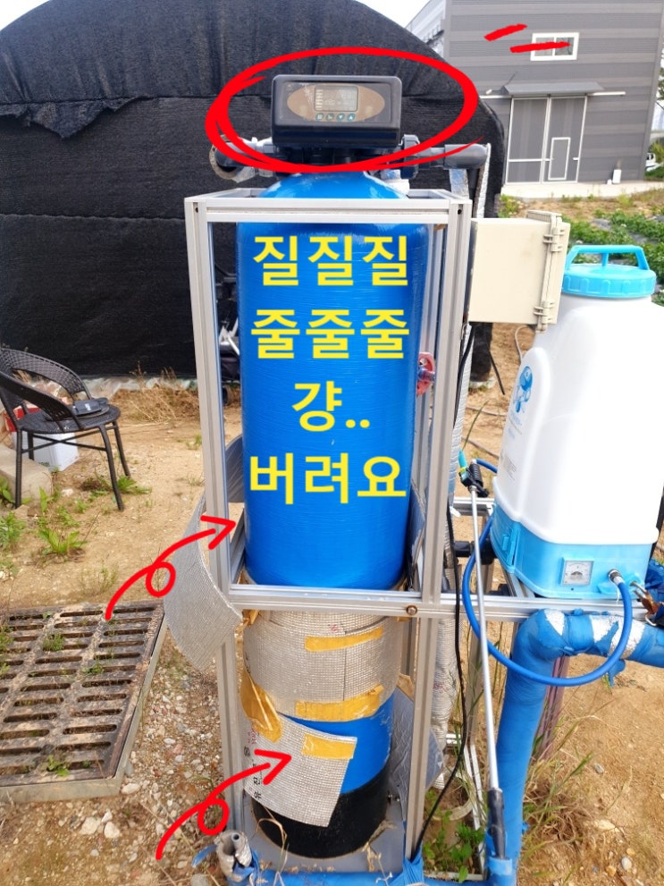  타업체 설치, 이 지하수 연수기는 딱 봐도 정상 아닙니다.
