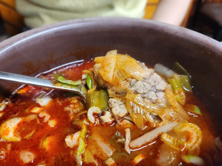  시청역 덕수궁 돌담길 뜨끈한 장터국밥 한 그릇 하이소, 40년 역사 전통 맛집 “청송옥”