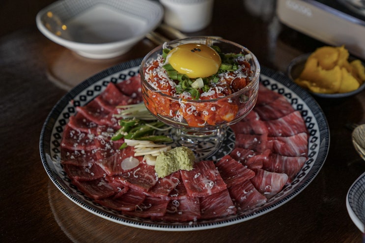 신촌 맛집 몽주방 신촌점! 통삼겹 김치찜, 육회와 함께 신촌에서 한 잔 하기 좋은 곳
