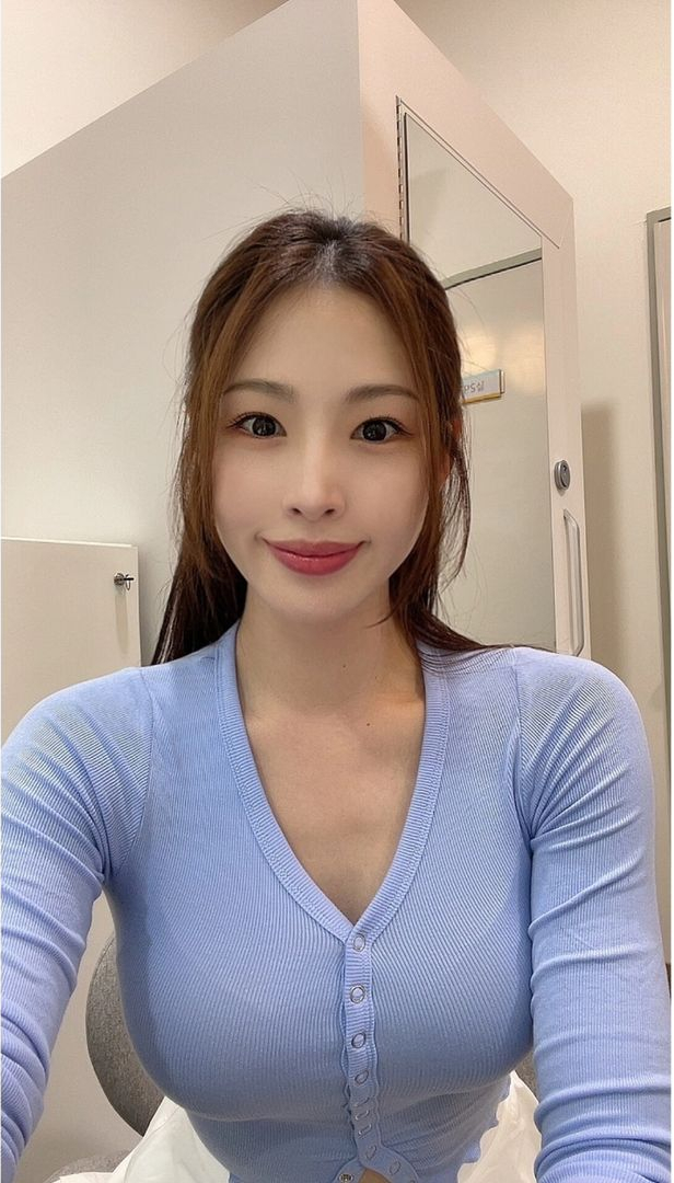  '벌크업' 신수지, 가디건 밑 단추 오픈...옷이 작아 보여