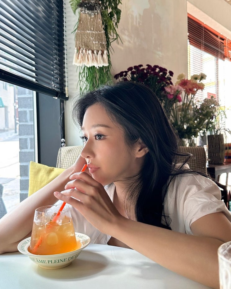 '가스라이팅 논란' 서예지, 소속사 활동 찾고 활동 재개?...꽃다발 들고 미소 한가득 '가스라이팅 논란' 서예지, 소속사 활동 찾고 활동 재개?...꽃다발 들고 미소 한가득
