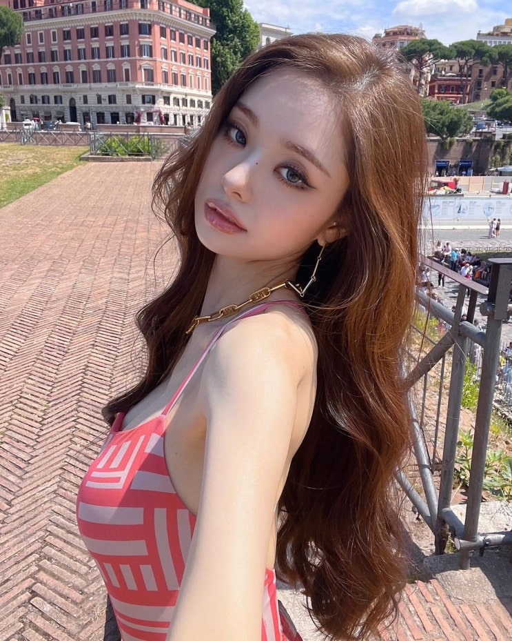  프리지아, "화려한 인형 미모"로 반전 볼륨감...점프슈트 입고 뽐낸 직각 어깨와 볼륨 몸매