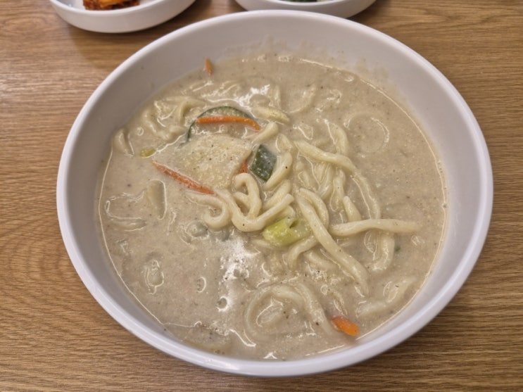 기본으로 보리밥 나오는 걸쭉한 목동 들깨칼국수 맛집 <명가들깨칼국수> 기본으로 보리밥 나오는 걸쭉한 목동 들깨칼국수 맛집 <명가들깨칼국수>