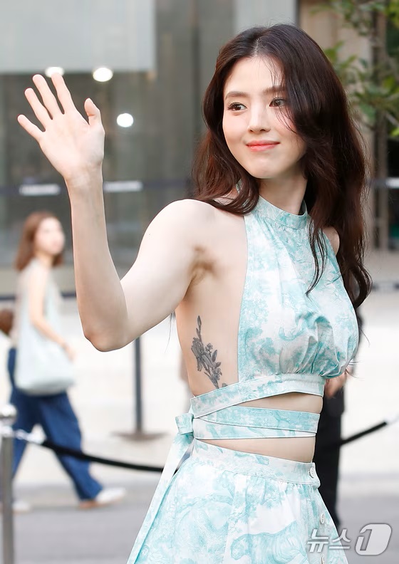  2천만원 들여 타투 지웠다던 한소희, 옆구리에 숨겨져 있던 커다란 '꽃 타투' 공개