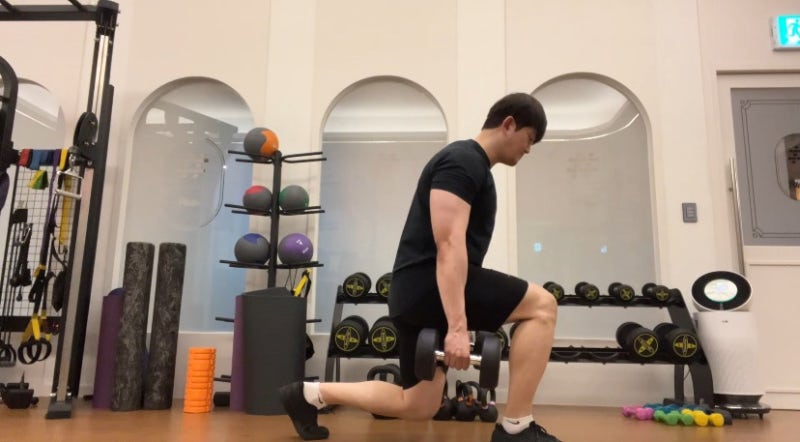런지 종류 포워드 런지 리버스 런지 자세 효과 하체 근력 운동 추천