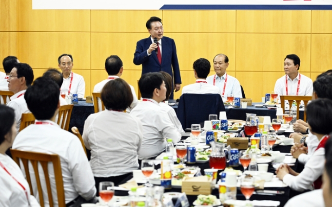 윤 <b>대통령</b>, <b>국민의힘</b> 의원들에게 “지나간 건 다 잊고 한몸이 돼... 