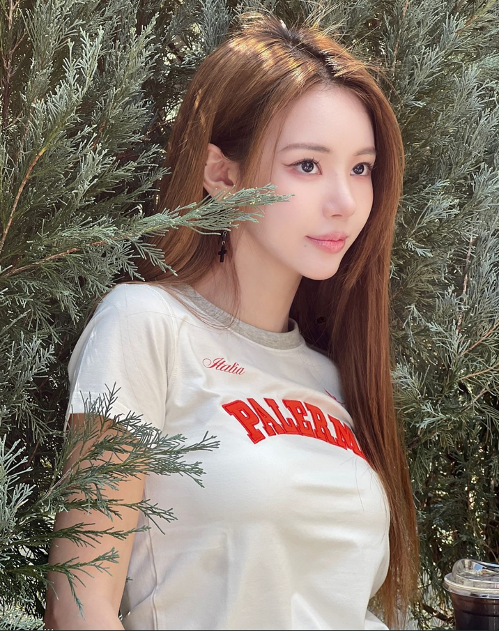  김규리의 여름 코디에 함께한 여자 연예인 인기 스니커즈 브랜드 푸마 팔레르모 여성 검정 운동화 INFO