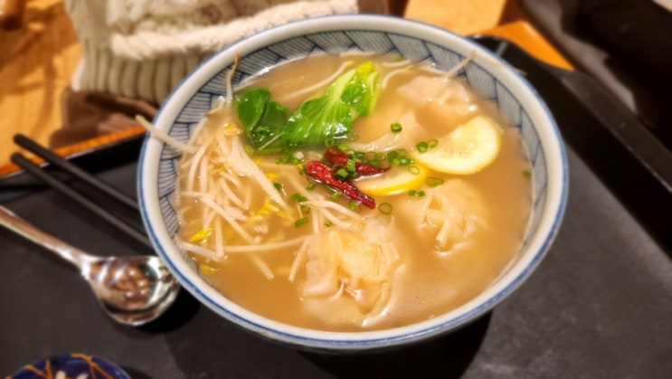  여의도 더현대서울 맛집 스트릿 추천메뉴 : 새우탕면, 새우완탕쌀국수,꿔바로우