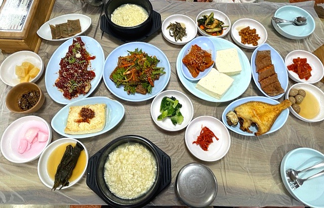  속초 순두부 맛집 한상 가득 반찬이 나오는 진솔할머니순두부