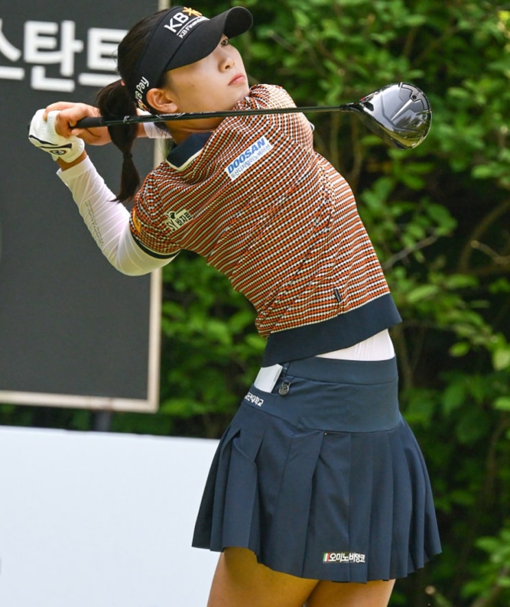 *방신실, 박민지, 박 결, 윤민아 한 타차 공동<b>선두</b>-2024... 