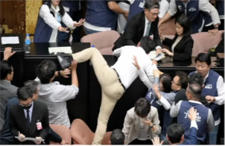 <b>중국</b>, <b>대만 포위</b> 군사 훈련