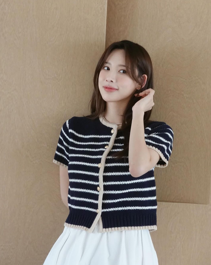  여성 여름 출근룩으로 페미닌한 감성을 더한 브랜드 유라고의 여자 단가라 반팔 니트 가디건 코디 추천 w. 이나연