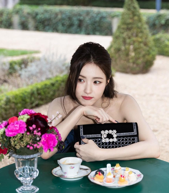여성 명품 브랜드 로저비비에의 가방 종류에서 여자 클러치 핸드백 추천 w. 신세경