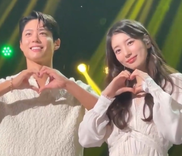 수지X<b>박보검</b> 비주얼 미쳤다 <b>더 시즌즈</b> 화이트 커플룩 감미로운... 