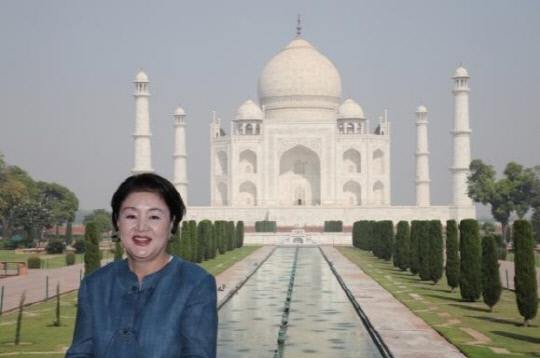 與 "<b>김정숙 여사</b>, <b>인도</b> 관광서 4인 가족 5년치 식비 썼다"