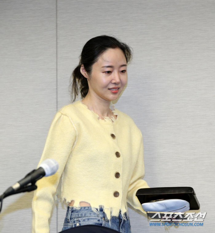  "이 정도면 민간 이효리" 민희진 회견룩, 노란 카디건 55만→120만원...또 품절대란