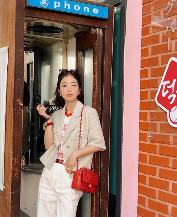  여자 여름 패션에서 연예인 코디로 인기인 빈티지한 멋의 여성 프린트 반팔 기본 티셔츠 추천  w. 기은세 & 정채연
