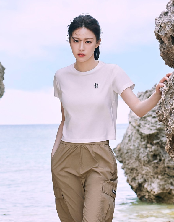 여름 기본티로 매력적인 코튼소재의 디스커버리 크롭티 반팔 티셔츠 코디 살펴보기
