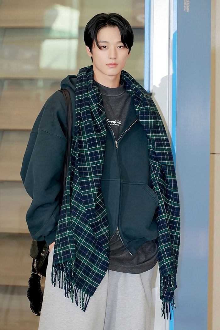  더보이즈(THE BOYZ) 주연, 상하이에서 열린 발렌시아가(BALENCIAGA) 봄 25 패션쇼 일정 후 귀국