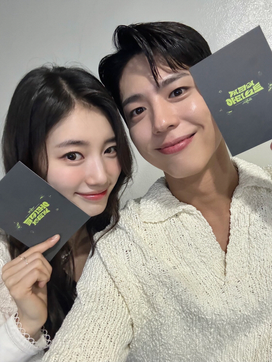  박보검 수지 ‘더시즌즈’ 듀엣 커플사진 영화 ‘원더랜드’ 줄거리 내용 정보 총정리_영어공부
