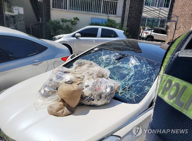 북한 대남 <b>풍선</b> <b>쓰레기</b>오물 720개 <b>살포</b> 발견! 차 유리 박살... 