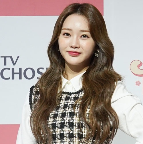 <b>홍지윤</b>, 생각엔터(<b>김호중 소속사</b>) 결별 수순...새 <b>소속사</b> 물색