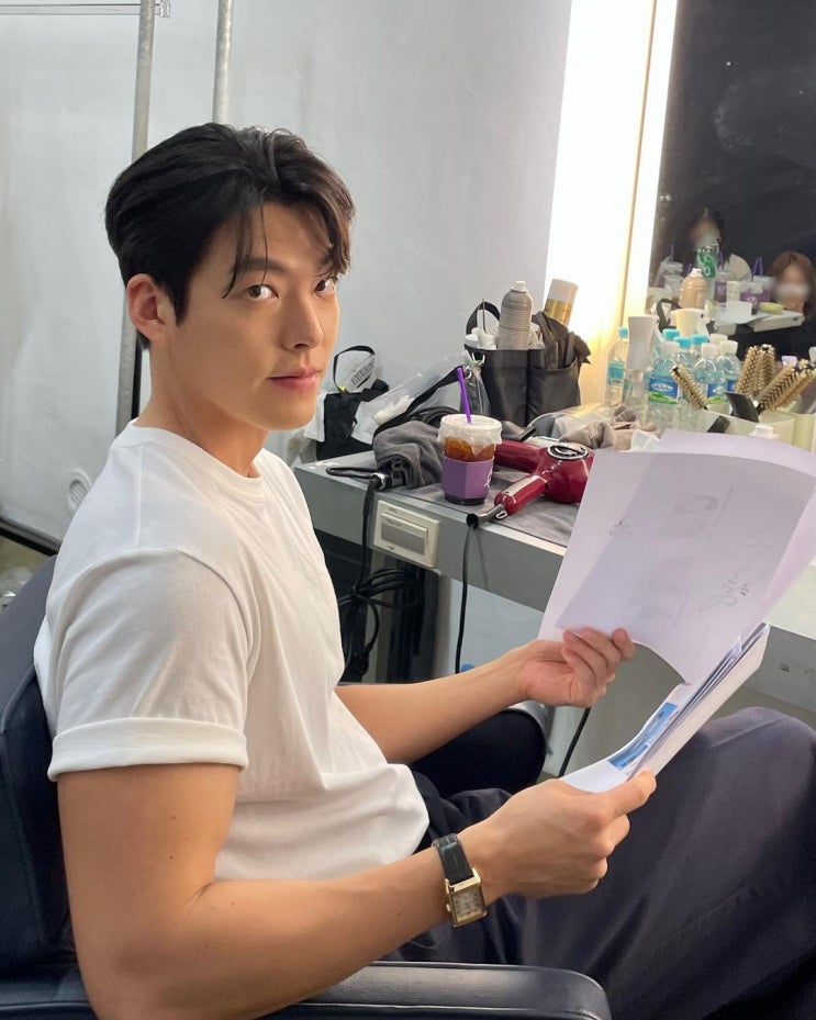 남자 명품 브랜드 손목 시계 계급도에서 2등급 하이엔드 브랜드 예거 르쿨트르의 스퀘어 모양의 리베르소 INFO w. 김우빈