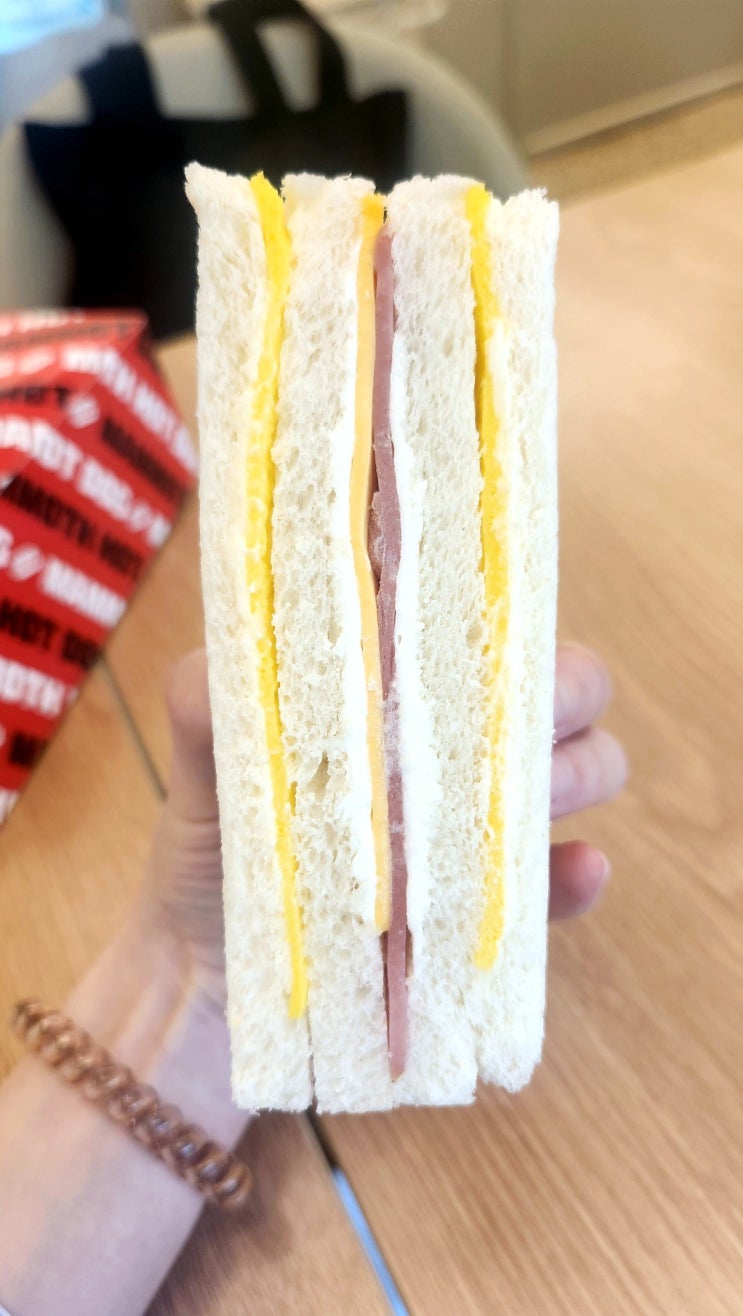  주말 아침에 간단한 샌드위치와 커피를, 매머드 익스프레스 홍대