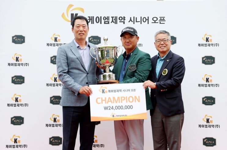 <b>모중경</b>, '케이엠제약 <b>시니어</b> 오픈’서 시즌 첫 승 신고...... 