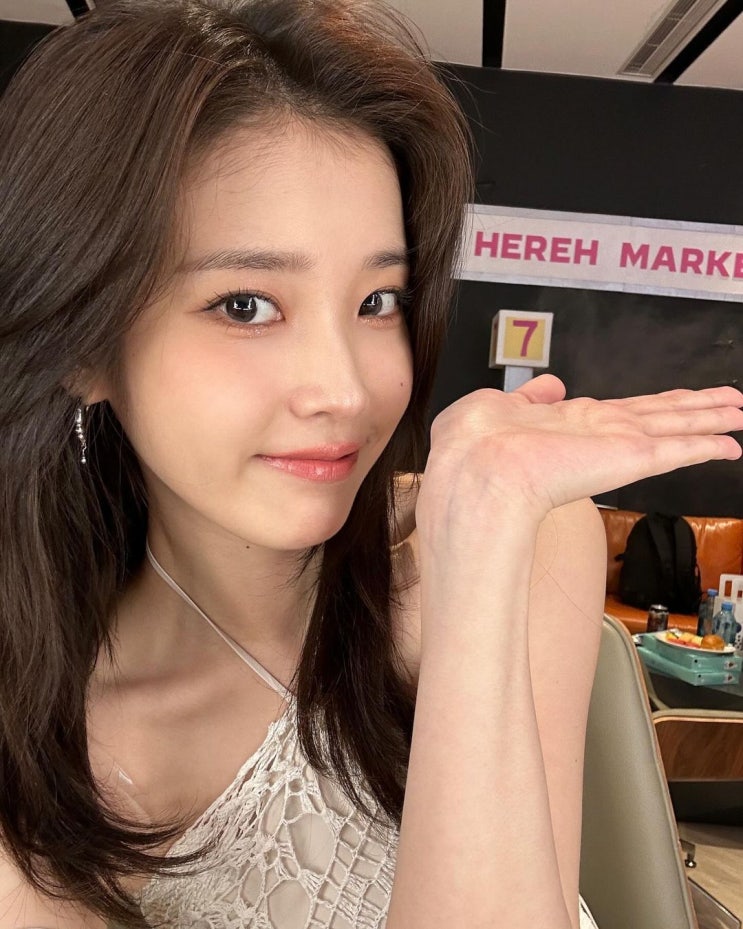  '홀터넥이 취향?' 아이유, 홍콩 콘서트 대기실서 찰칵...빛나는 비주얼로 설렘