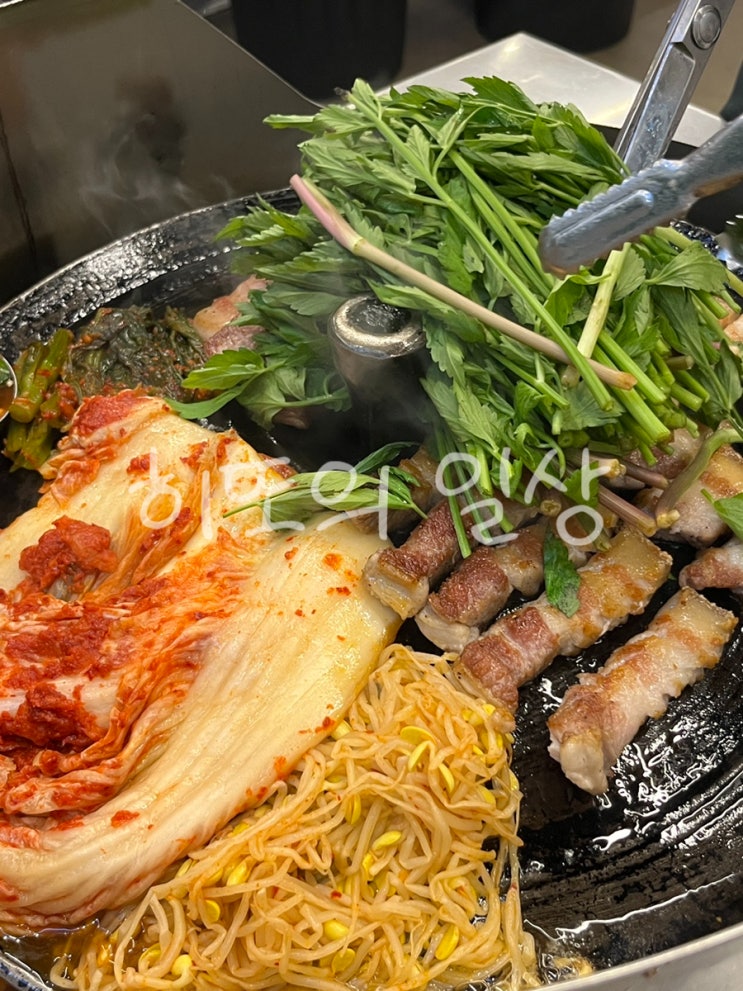  미나리와 함께 먹는 육즙 팡팡 고기맛집 '봉선동 목구멍'