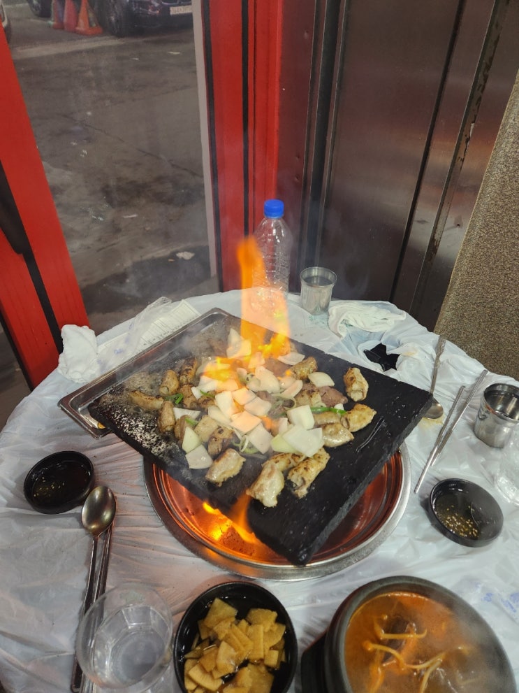  인덕원 맛집ㅣ돌판 불곱창 '원조 곱창' 불 쇼 감상