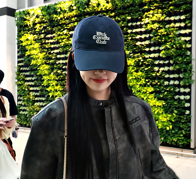 너무 힙해서 현장 반응 터진 안유진 공항패션 펜디 가방 바케트백 여성 가죽자켓 코디