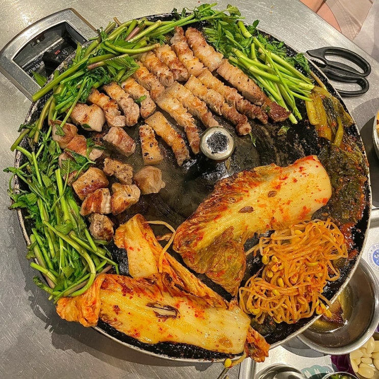 상무지구 고깃집 솥뚜껑에 구워주는 미나리 삼겹살 맛집 목구멍 상무지구 고깃집 솥뚜껑에 구워주는 미나리 삼겹살 맛집 목구멍