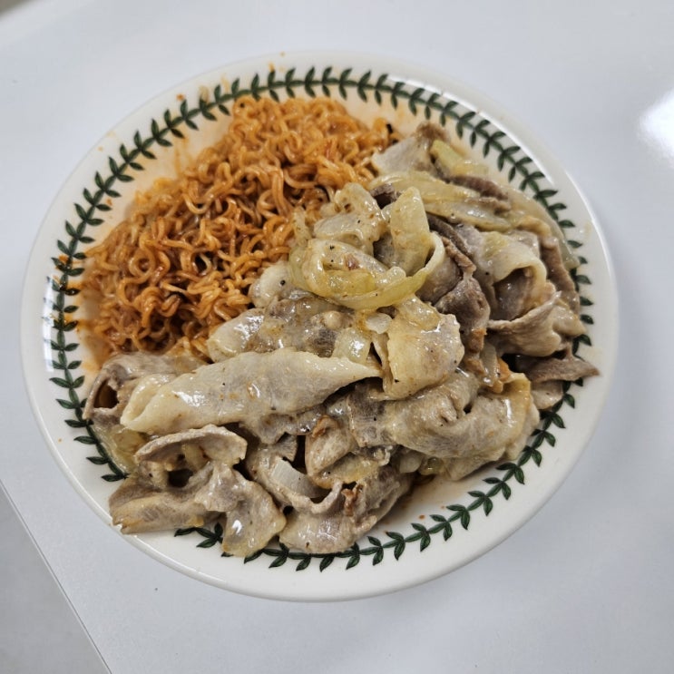  크림대패삼겹살 마라왕비빔면