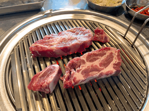  까치산 삼겹살 맛집 레트로 감성에 이베리코 목살이 맛있는 까치구공탄