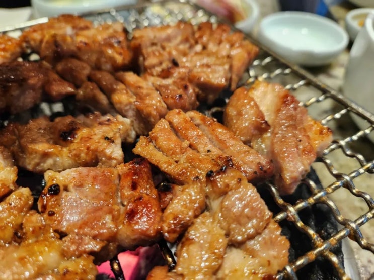  참나물과 고기의 만남. 오랜 맛집의 노하우가 느껴지는 강동구청 돼지갈비 맛집 [오륜정]