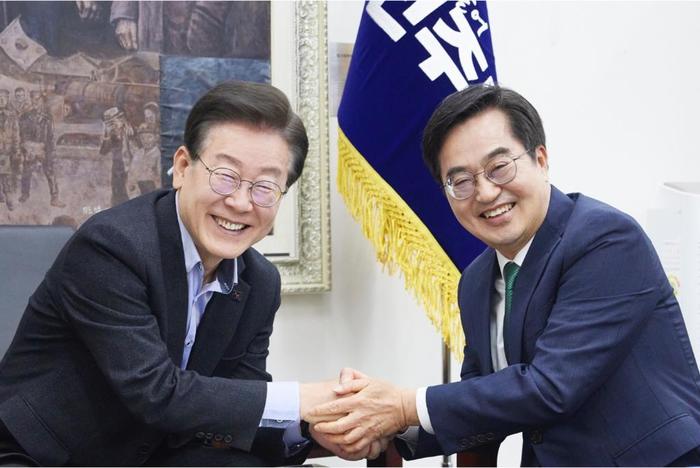 당대표⁃<b>박찬대</b> 원내대표 만나 ‘경기도 <b>경제</b> 3법’ 협조 요청