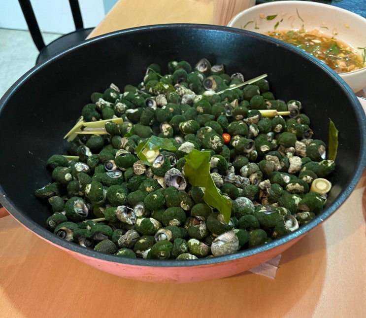  쌀국수 2트째, 여자 향수 뿌리고 가게 직원들과 밥 먹다