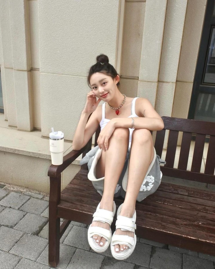  여성의 여름 패션에 함께 하기 좋은 브랜드 컨버스의 푹신한 그래서 발 편한 벨크로 스트랩 여자 샌들 추천 w. 이지연