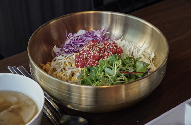  가락동 맛집 육회꽃필무렵! 점심식사 육회비빔밥, 연어비빔밥 맛있는 곳~