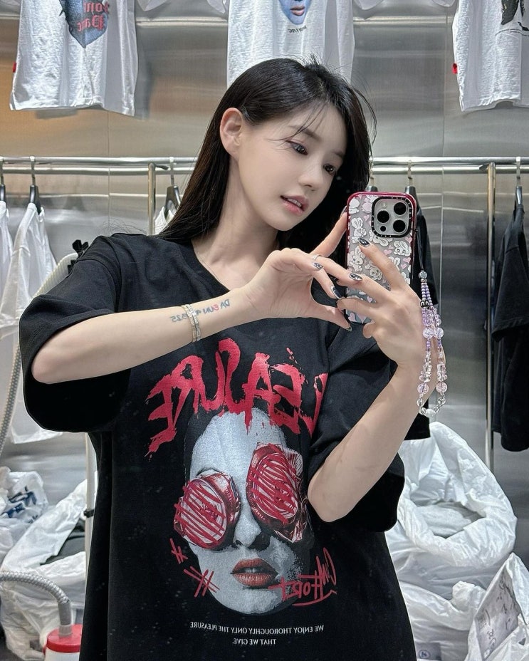 '이병헌 협박녀' 김시원, 언더붑 자태 '깜짝'...파격 비키니 몸매 자랑 '이병헌 협박녀' 김시원, 언더붑 자태 '깜짝'...파격 비키니 몸매 자랑